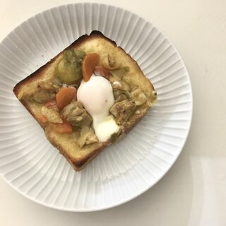 余ったカレーで。簡単とろり卵食パン。